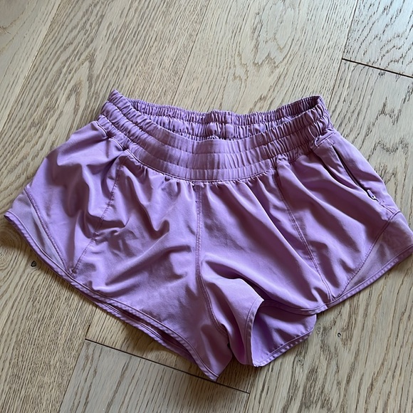 Lululemon Hotty Hot Low-Rise Lined Short 2.5”, Size 6 - Picture 4 of 5
